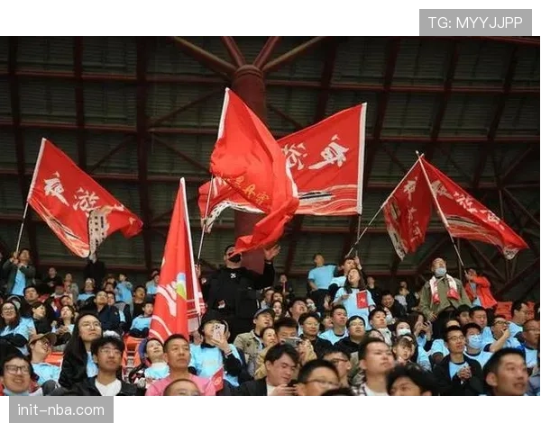 现场直击:看台上两队球迷的助威比拼成为另一道风景 现场直击:看台上两队球迷的助威比拼成为另一道风景